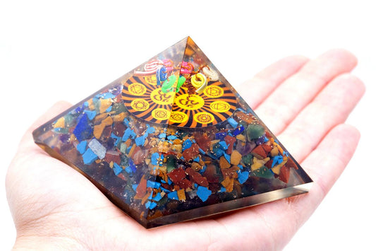 Orgonit-Pyramide, groß, 70 mm – Chakra-Edelsteine – Om-Chakra – 70 mm
