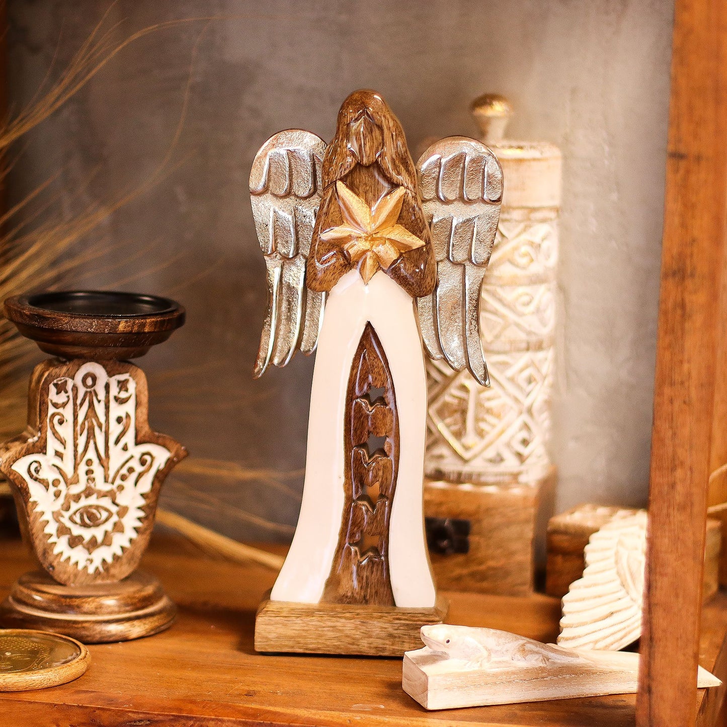 Ángel estrella grande de madera de mango con alas de metal y detalles esmaltados - 30 cm