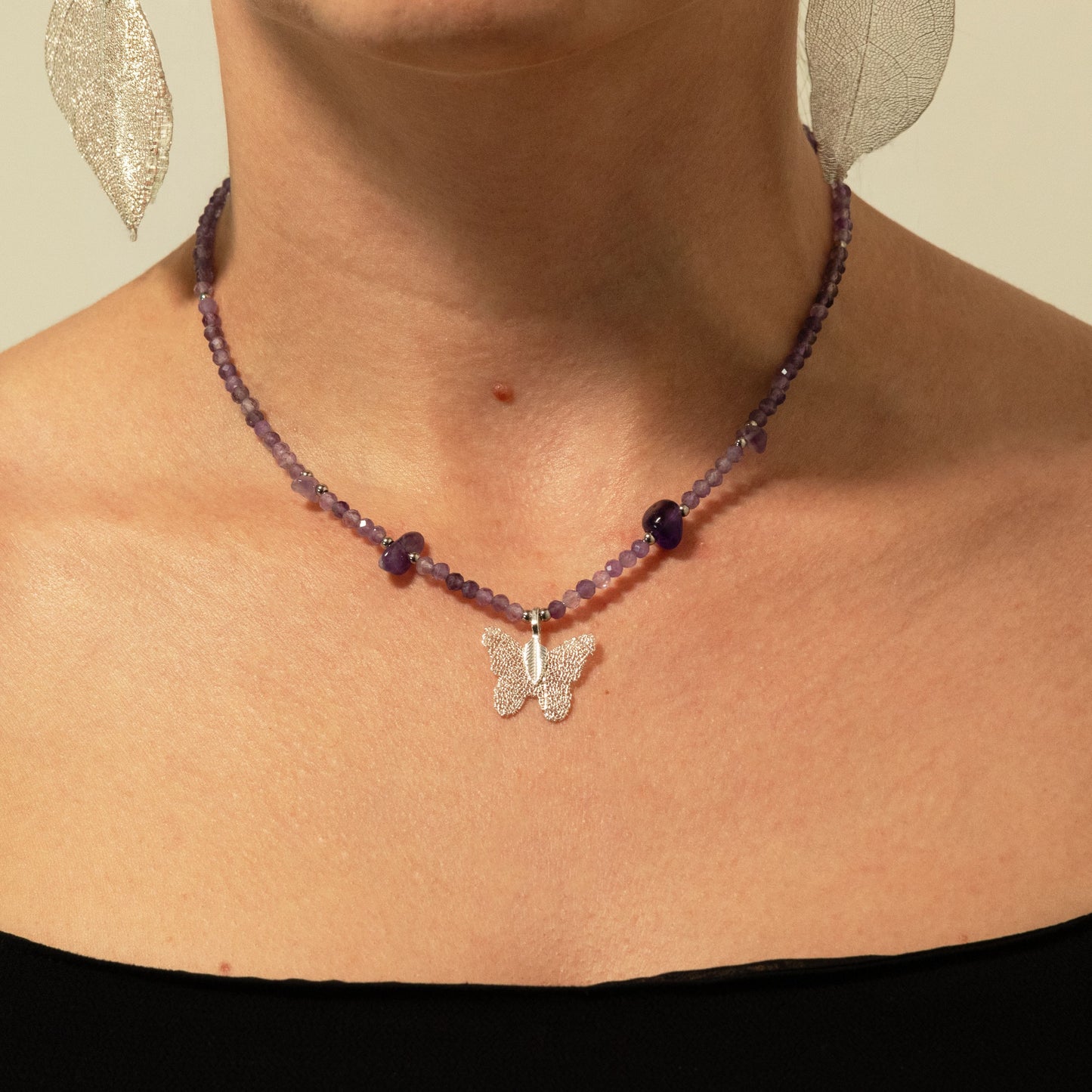 Collar de amatista con gema y colgante de mariposa hecho de hoja real