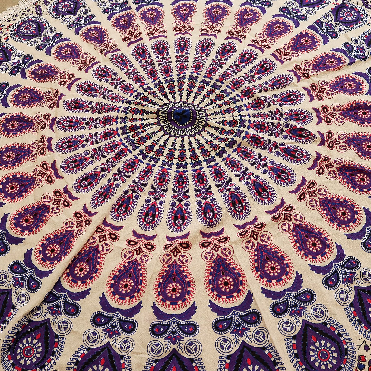 Kleines rundes Baumwoll-Mandala (130 cm) – Pfauenlila