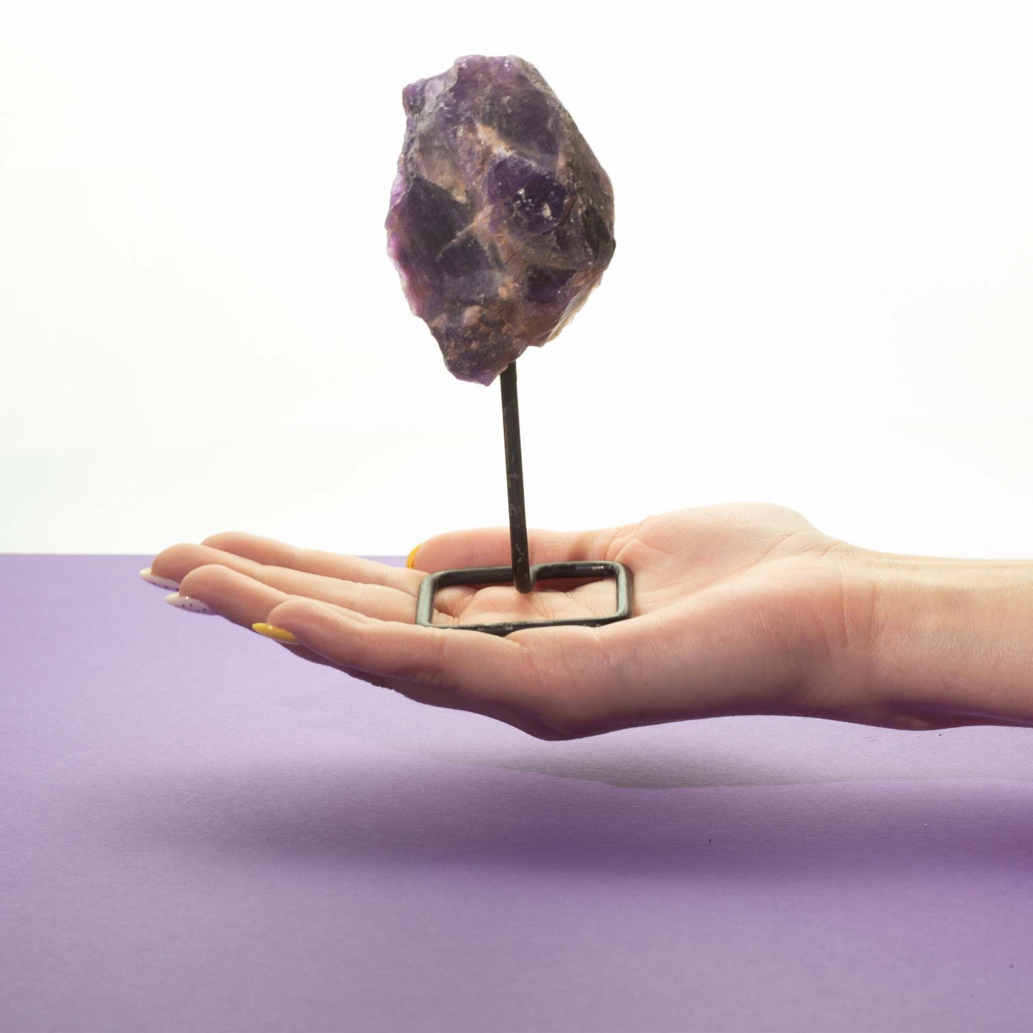 Muestra mineral en soporte metálico - epidoto
