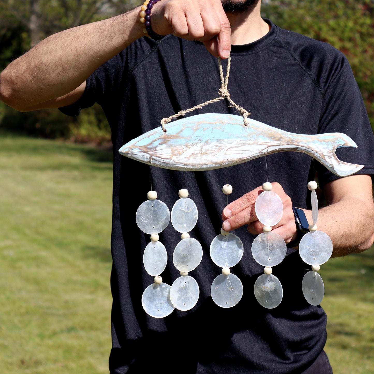 Fischschnitzerei in verwaschenem Blau und natürlichem Tropfen