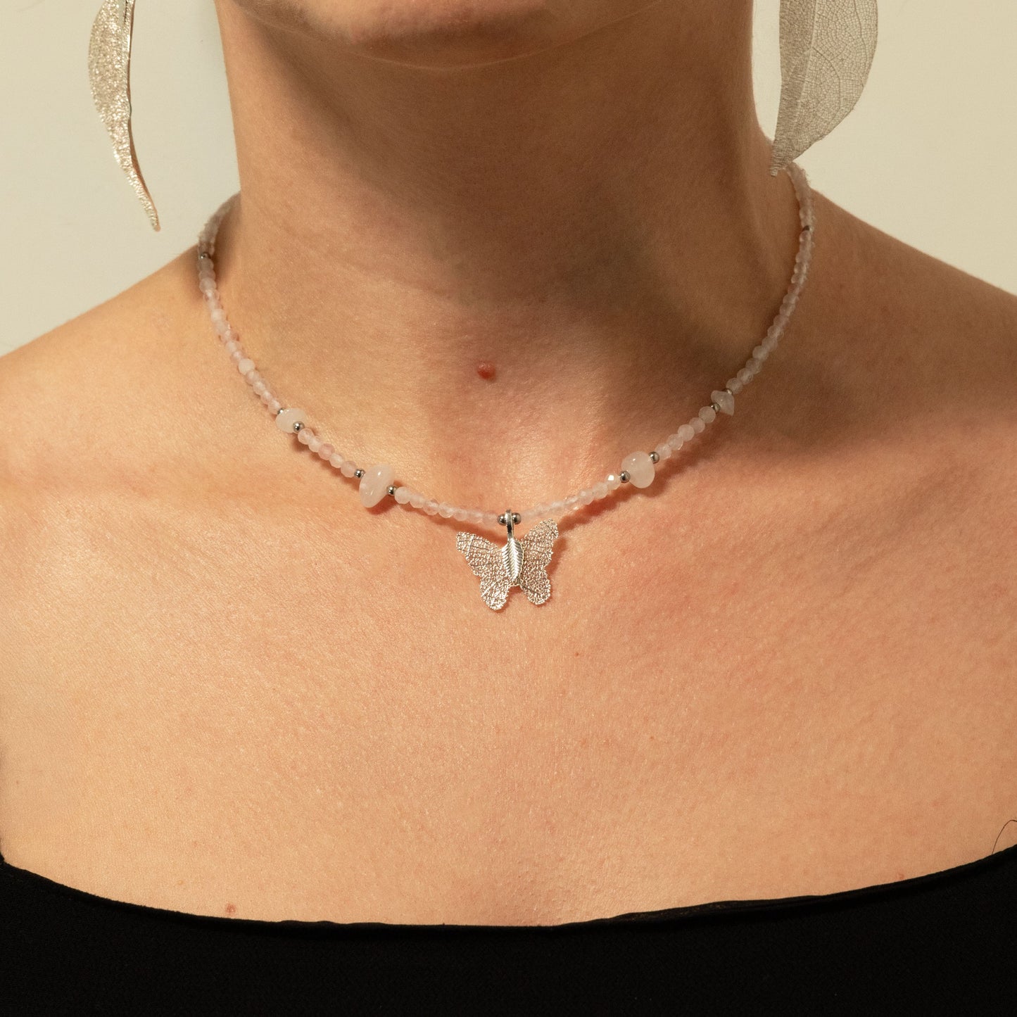 Collar de gema de cuarzo rosado Nymph con colgante de mariposa de hoja real