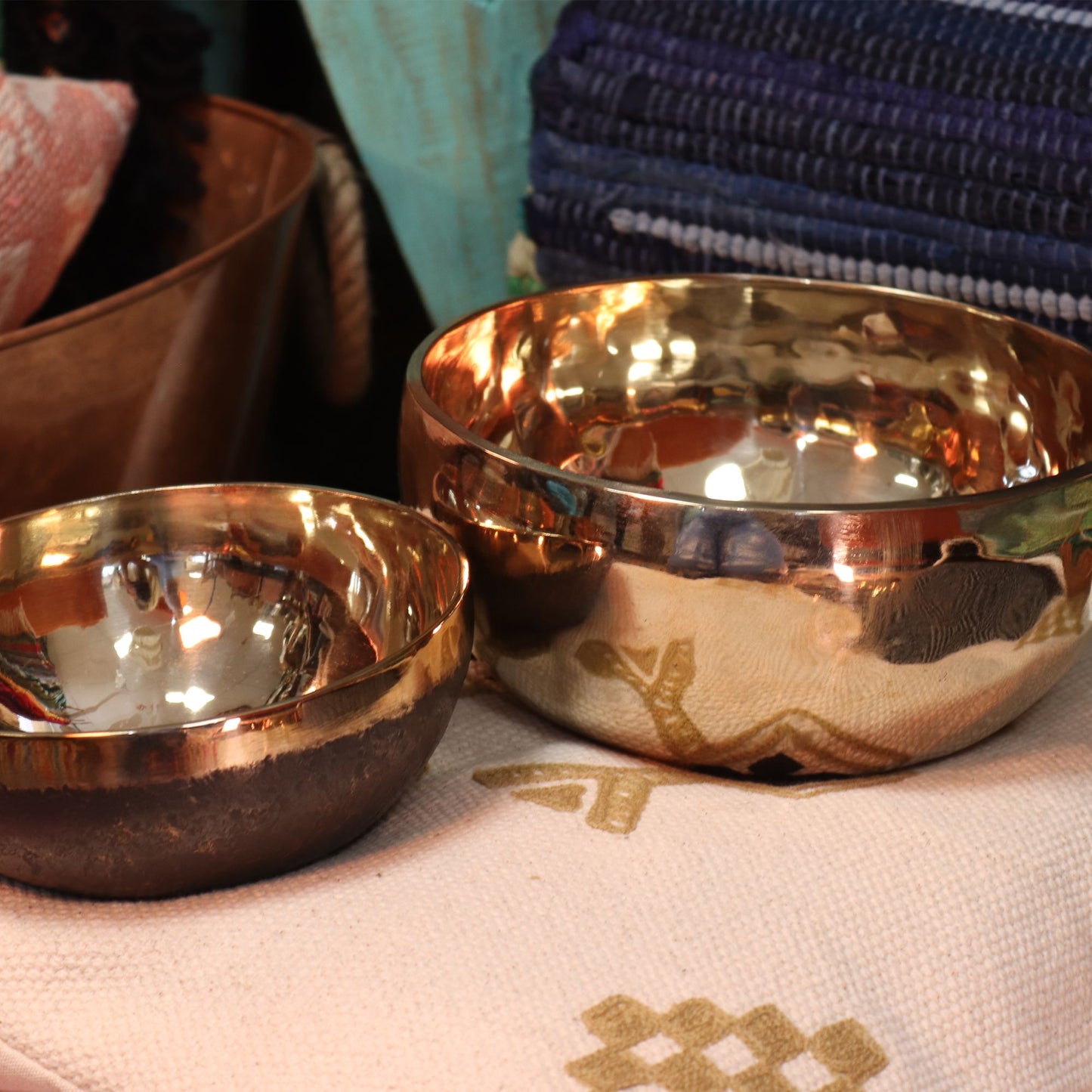 Bol chantant tibétain en métal brillant, fait main (environ 750 g), 15 cm