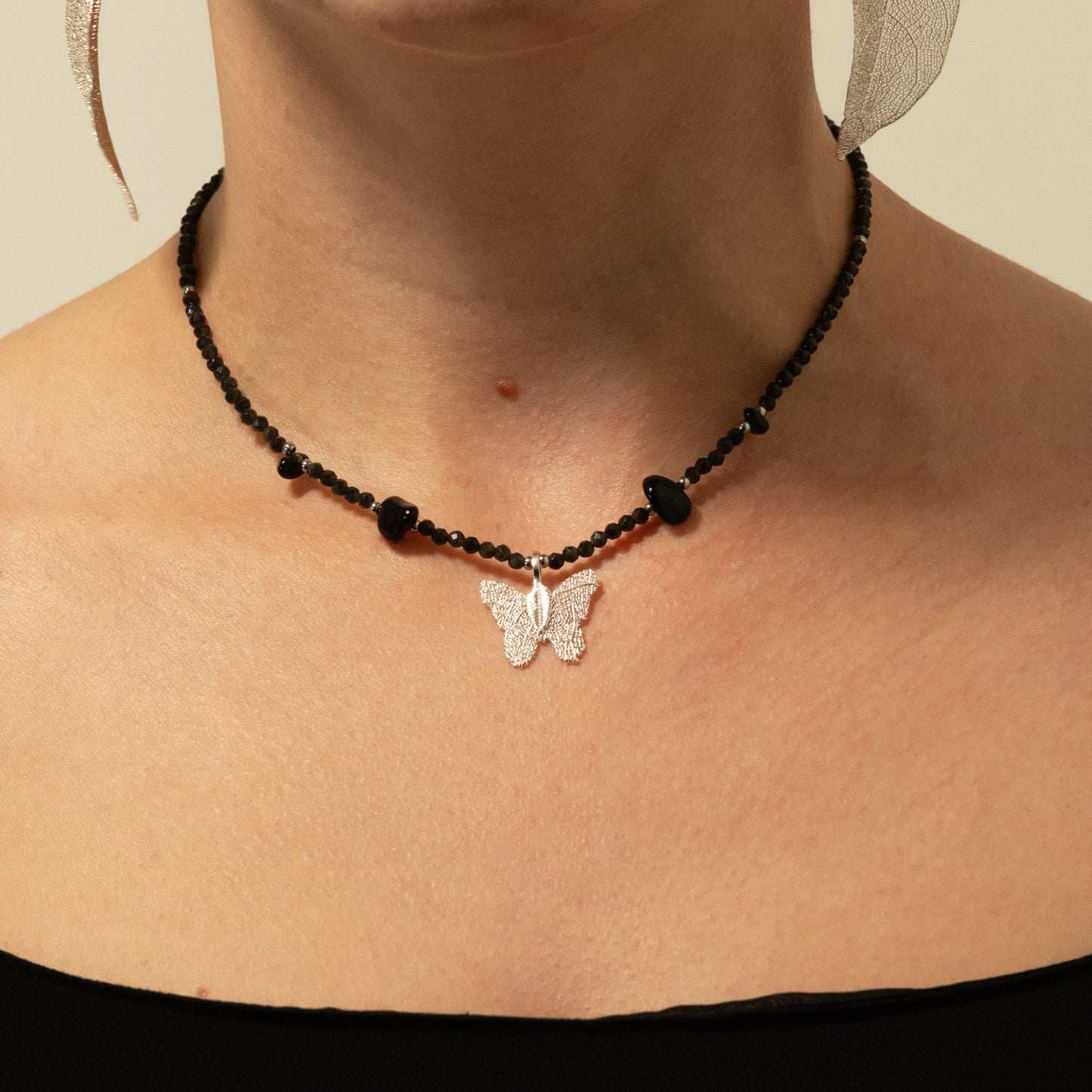 Collar de gema de obsidiana negra ninfa con colgante de mariposa hecho de una hoja real