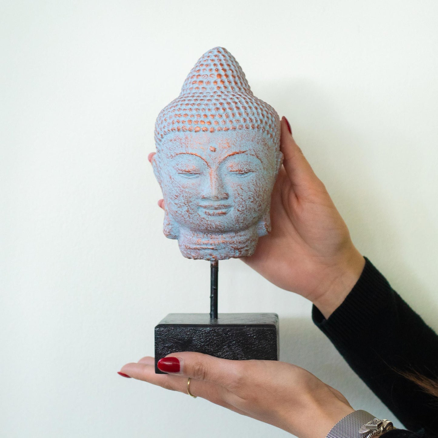 Liegender Buddhakopf auf Ständer - Blaues Kupfer