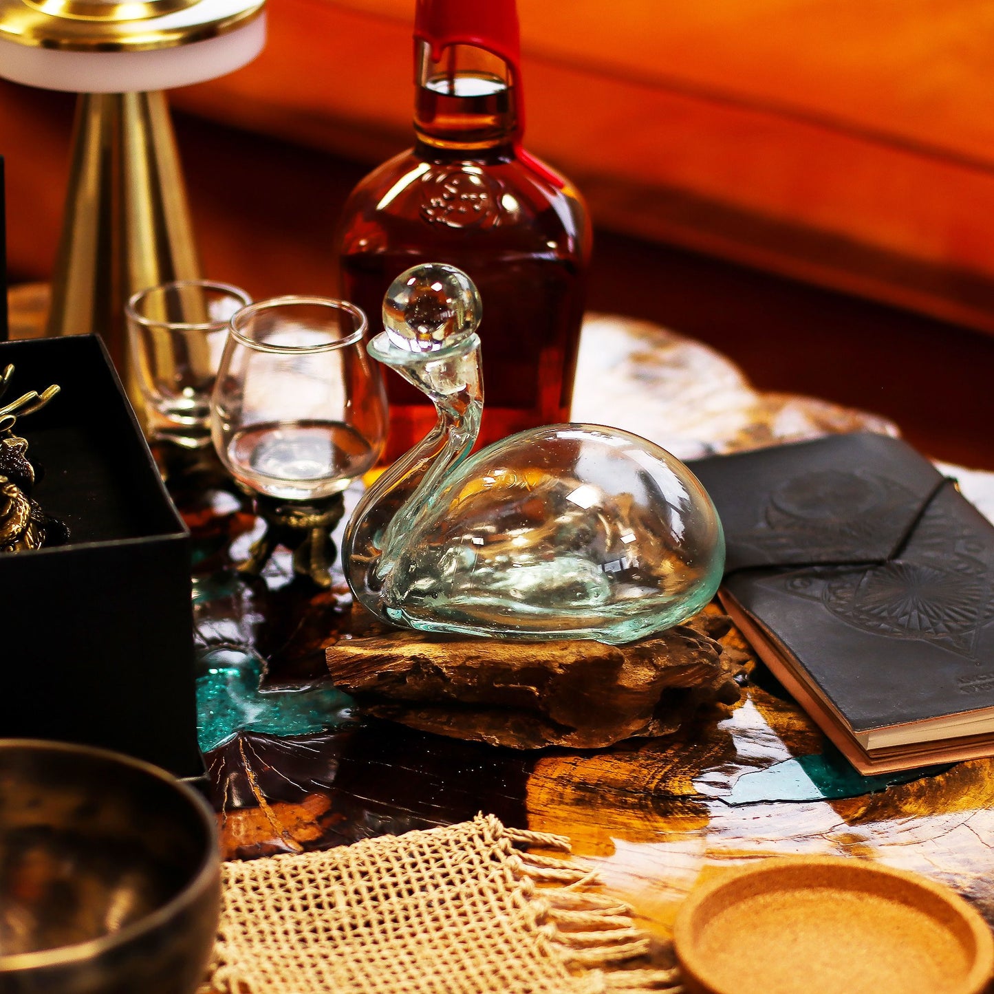 Carafe en forme de canard en verre fondu sur un socle en bois avec un bouchon de 19 cm
