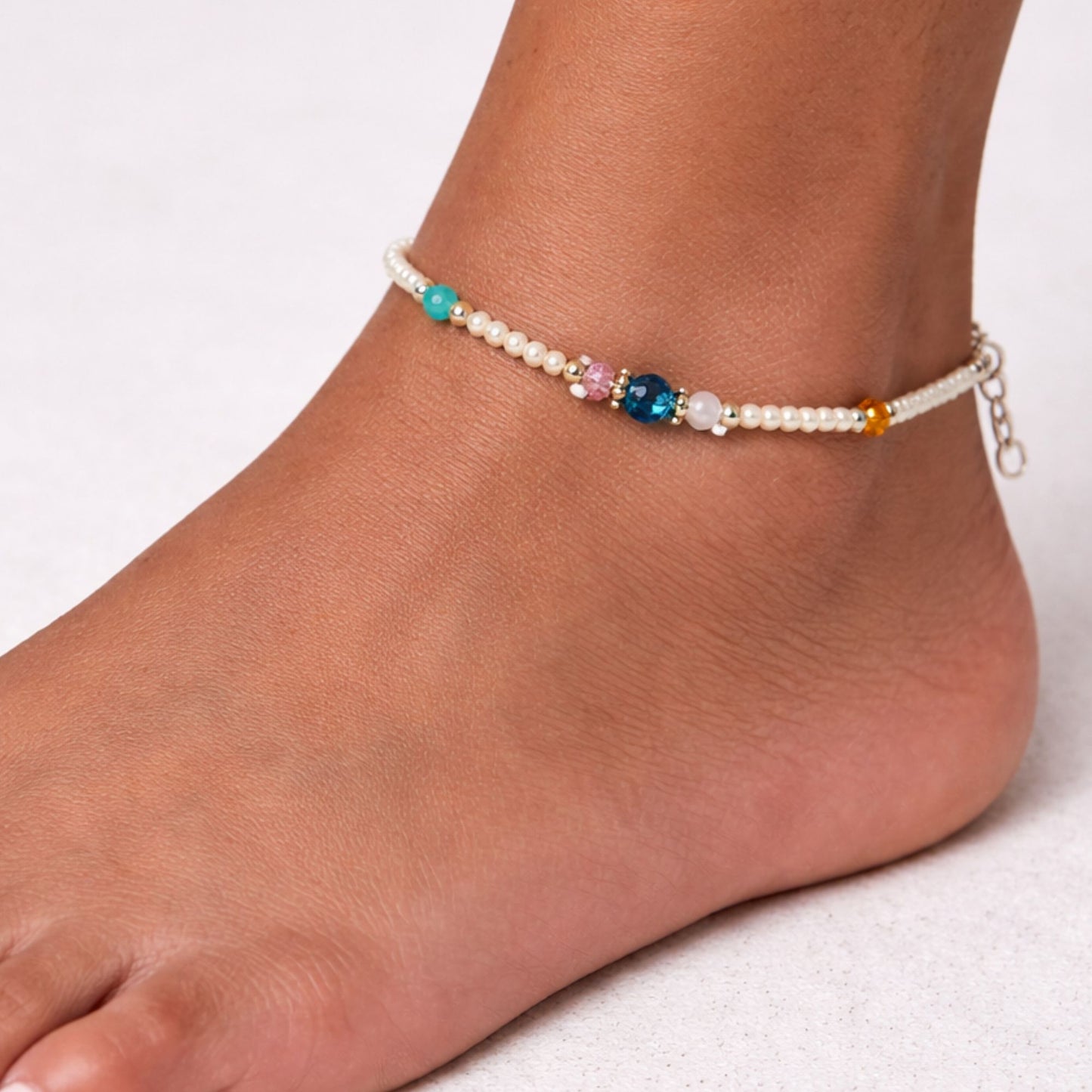 Pulsera de tobillo fina de howlita nepalí y con cuentas facetadas - (22 cm)