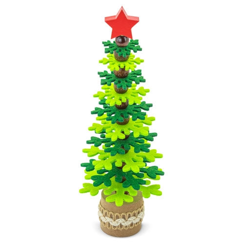 Grüner Weihnachtsbaum aus Rpet und recyceltem Holz