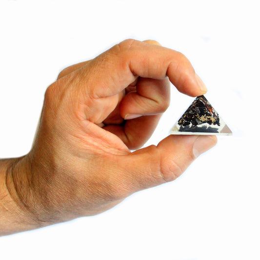 Pq. Orgonitpyramide 25mm Edelsteinchips und Kupfer