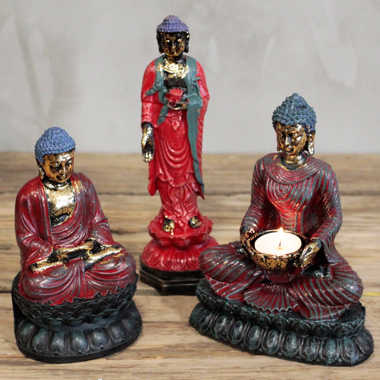 Antiker Buddha - stehend