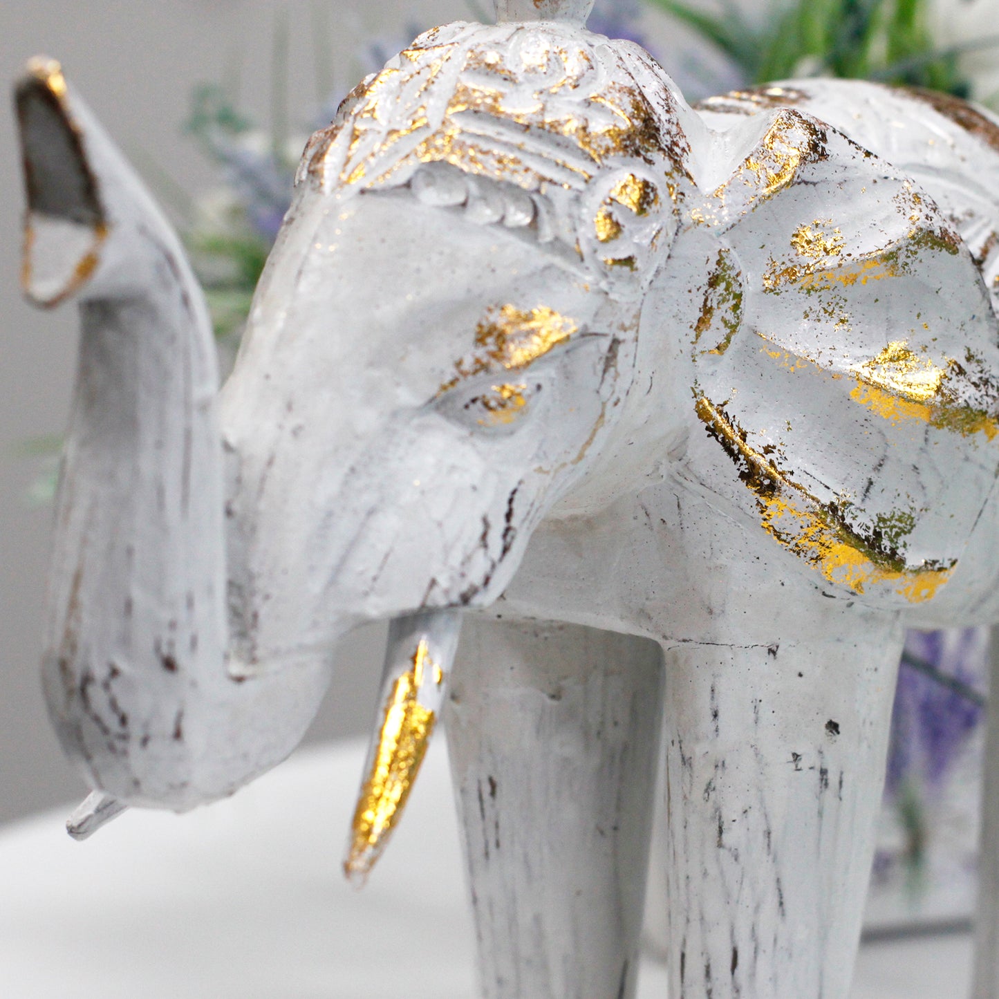 Geschnitzter Elefant aus Holz - Weißgold