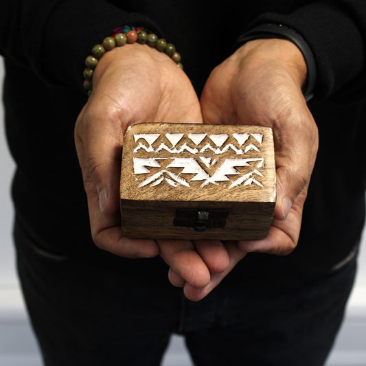 Weiße Holzbox - 3x1,5 Pillendose im slawischen Design