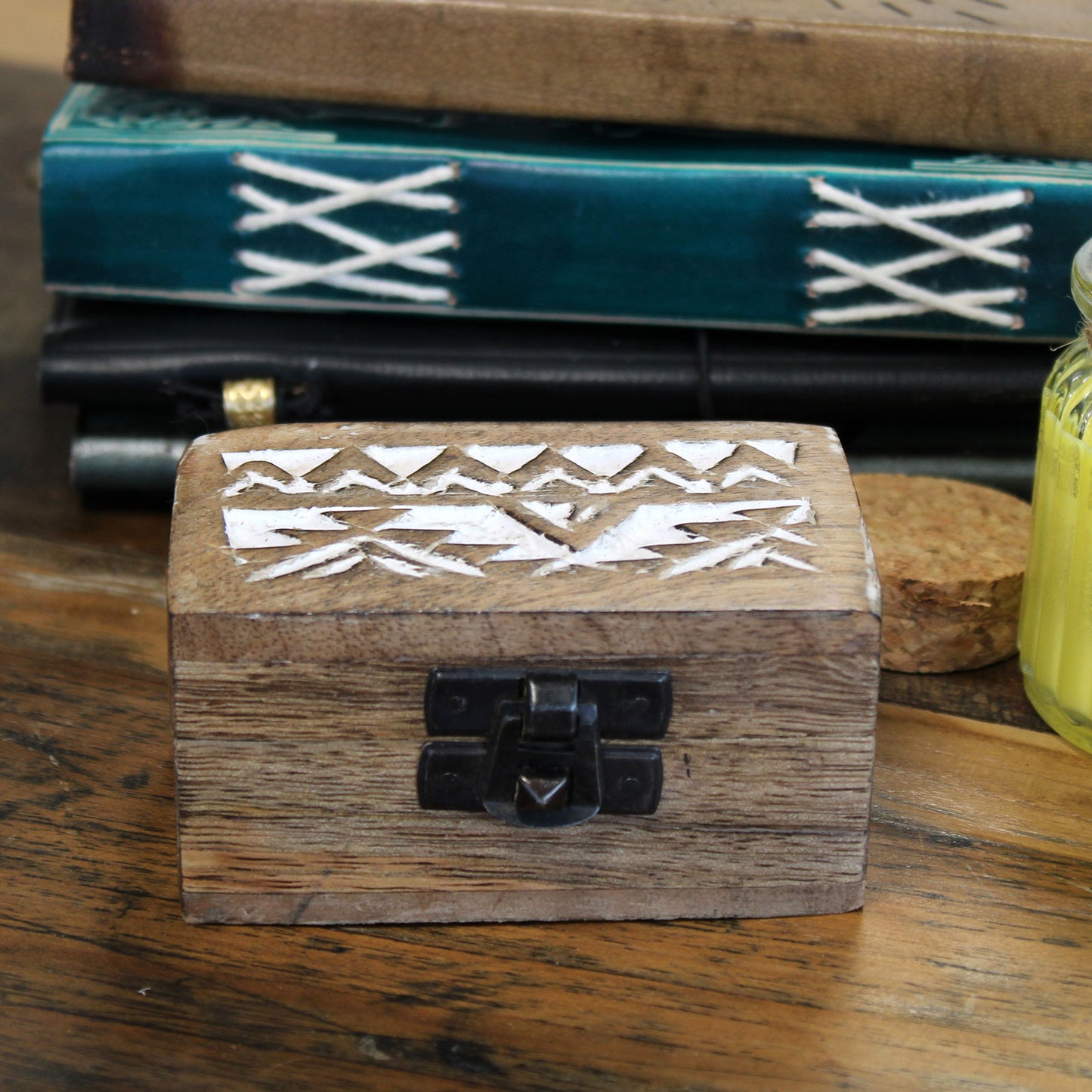 Weiße Holzbox - 3x1,5 Pillendose im slawischen Design
