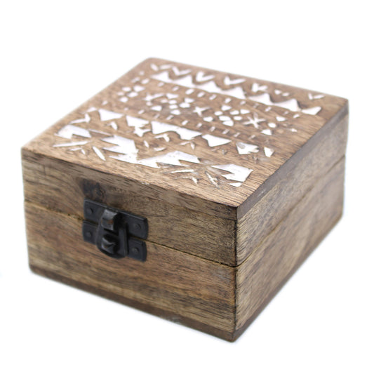 Weiße Holzbox - 4x4 Pillendose im slawischen Design