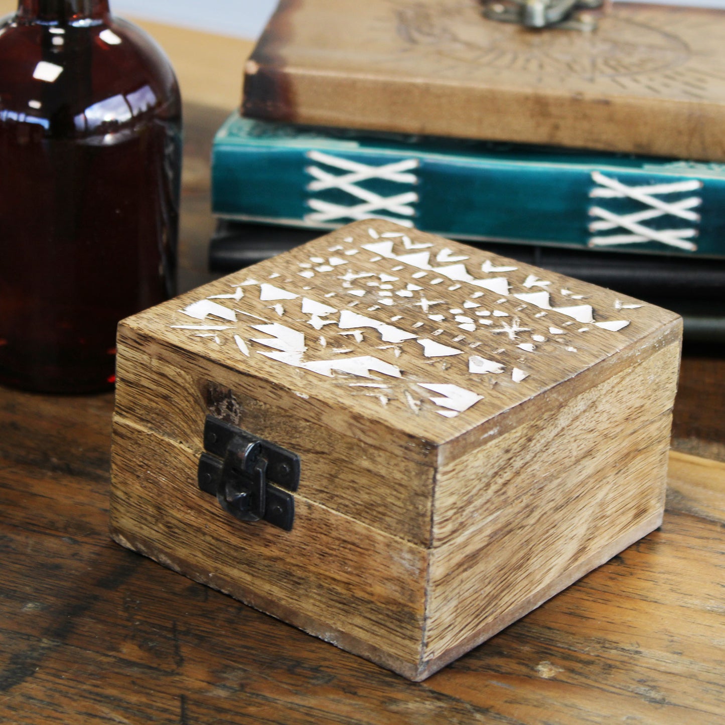 Weiße Holzbox - 4x4 Pillendose im slawischen Design