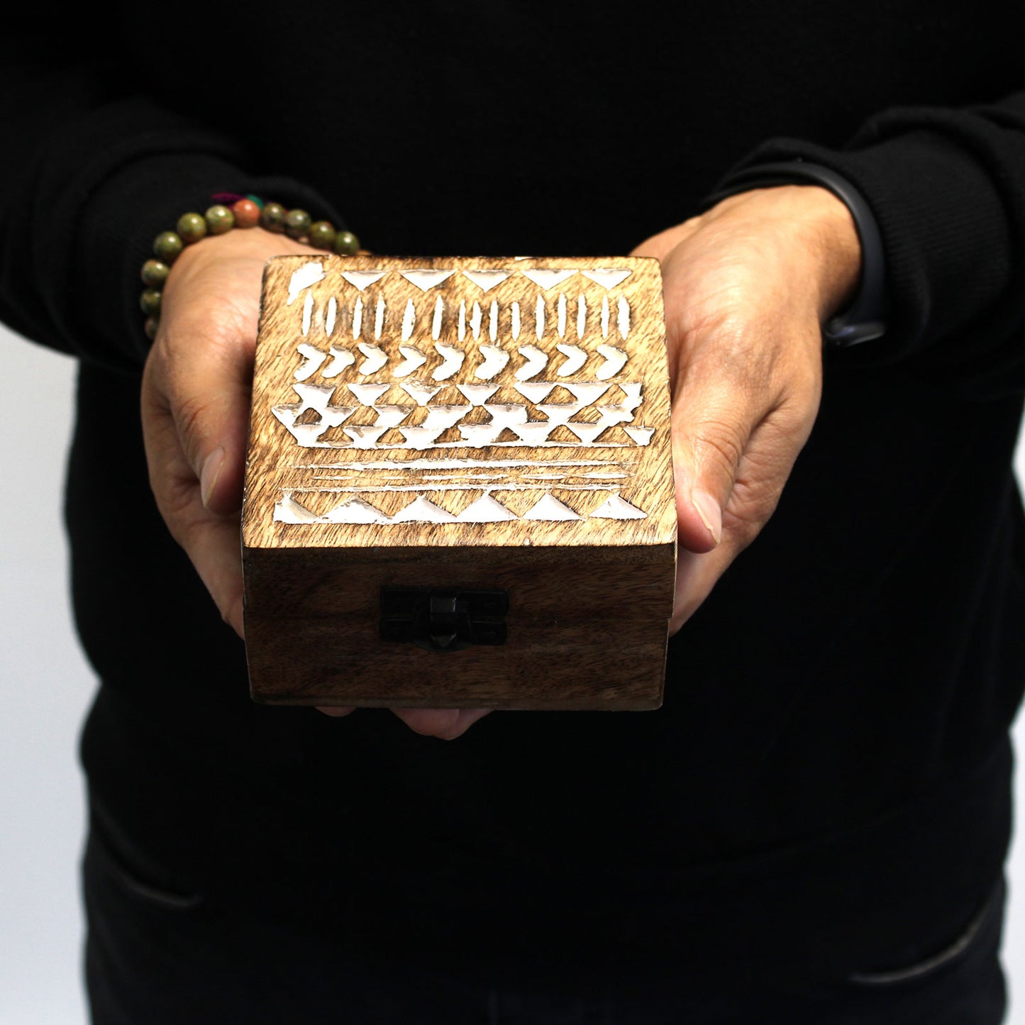 Weiße Holzbox - 6x4 Pillendose im slawischen Design
