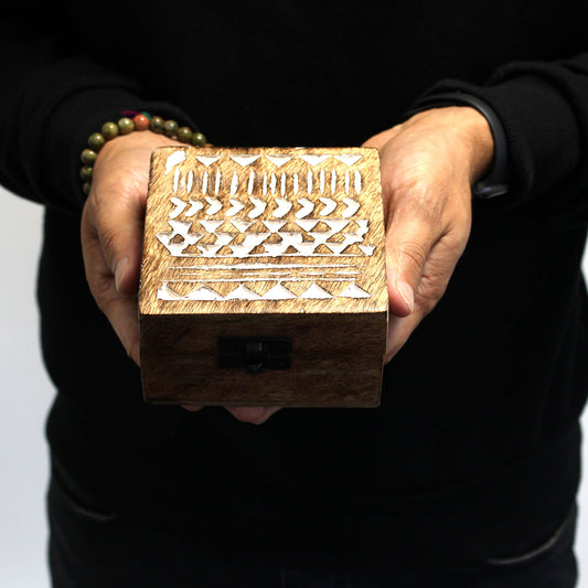 Weiße Holzbox - 6x4 Pillendose im slawischen Design