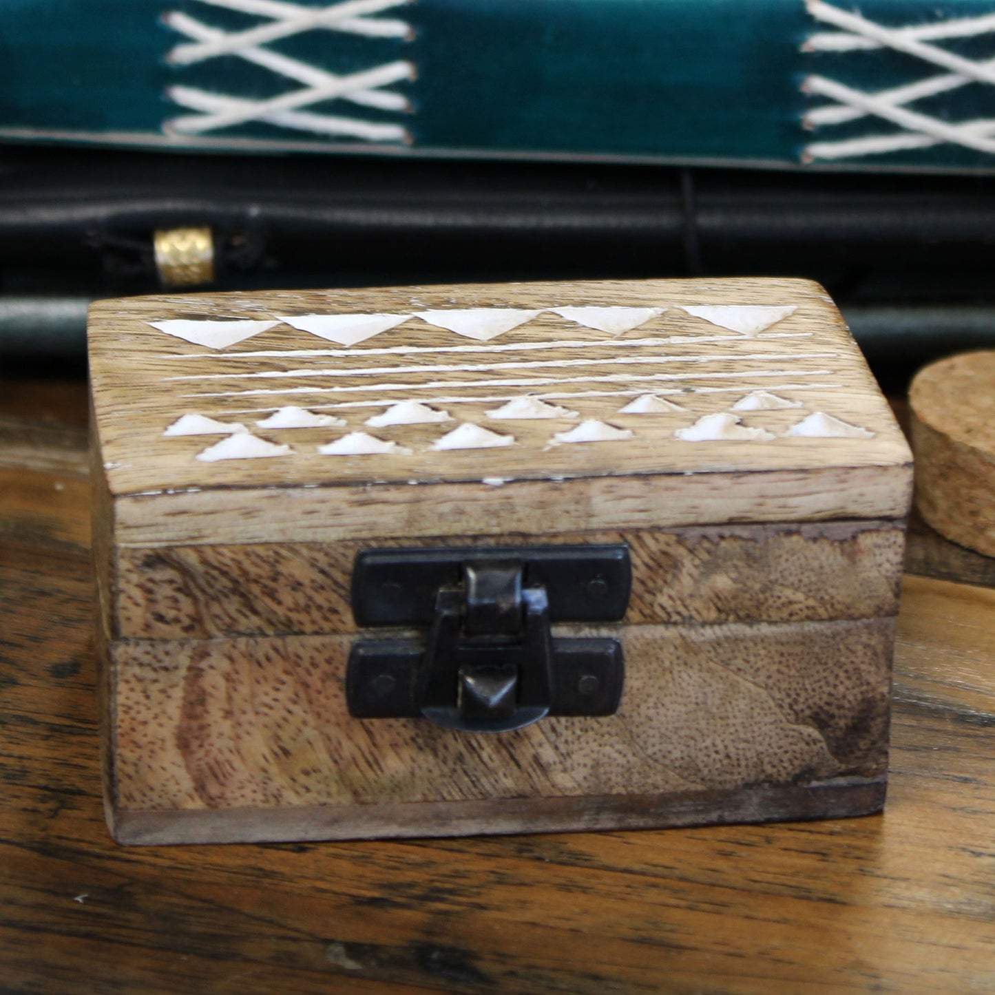 Weiße Holzbox - 3x1,5 Pillendose im Azteken-Design