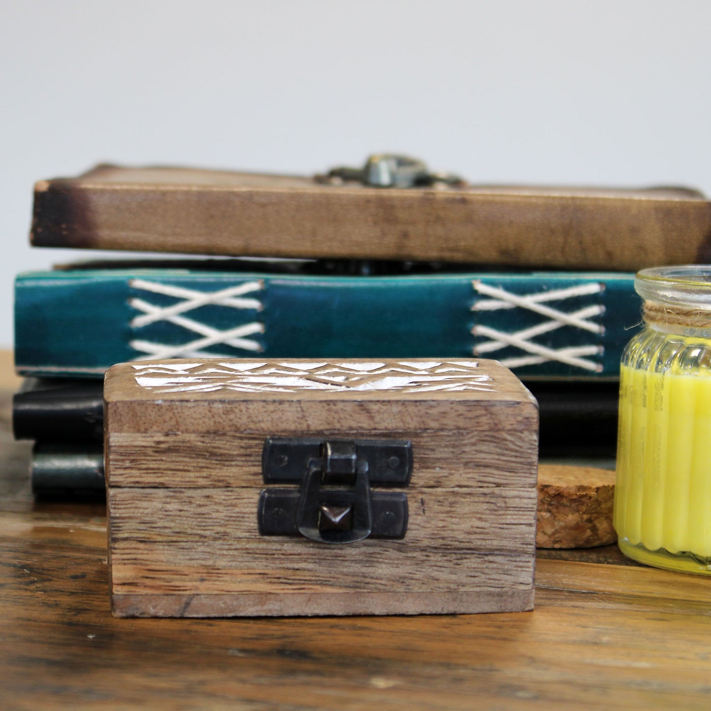 Weiße Holzbox - 3x1,5 Pillendose im Azteken-Design