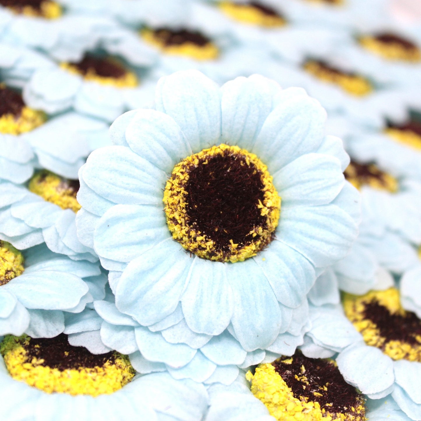 Décoration artisanale de fleurs de tournesol de taille moyenne - bleu bébé