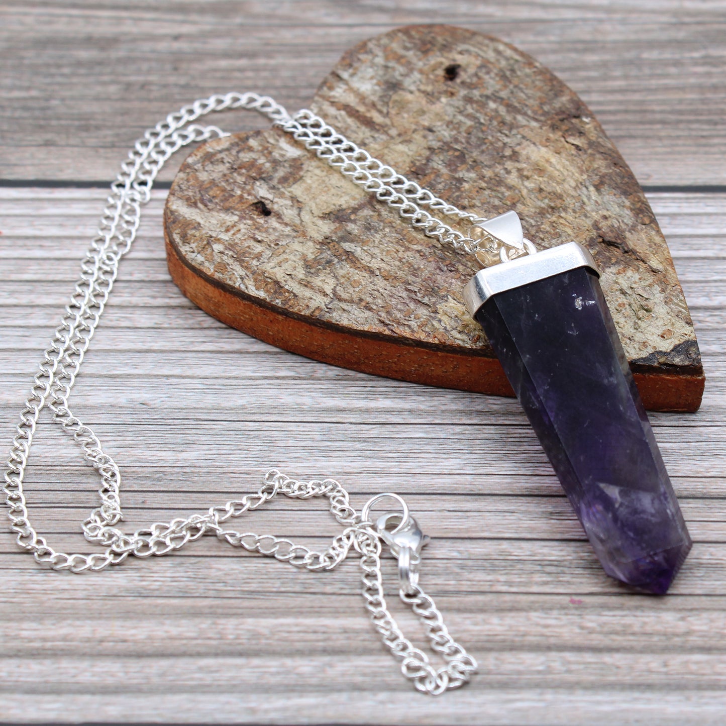 Flacher Anhänger mit Edelsteinen - Amethyst