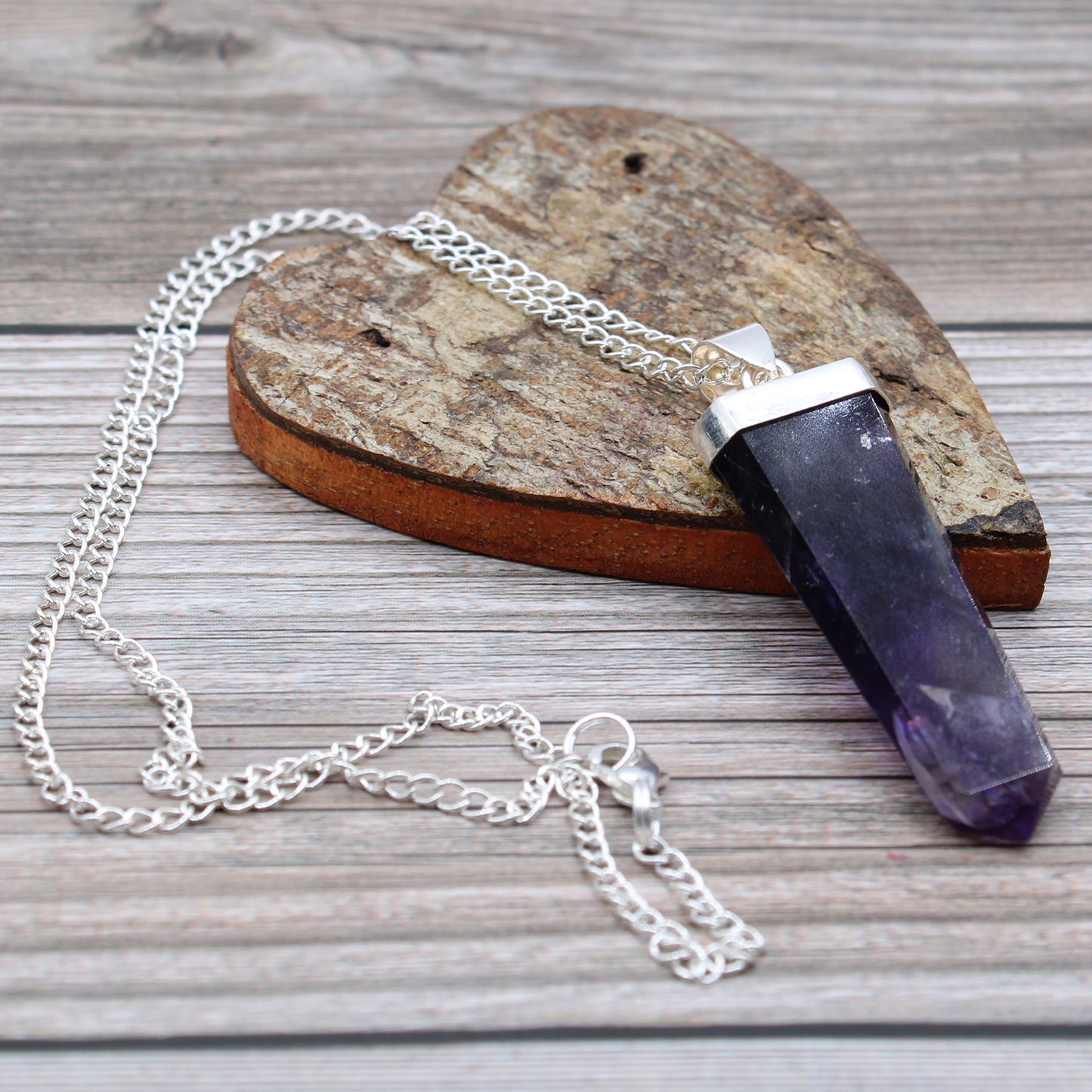 Flacher Anhänger mit Edelsteinen - Amethyst