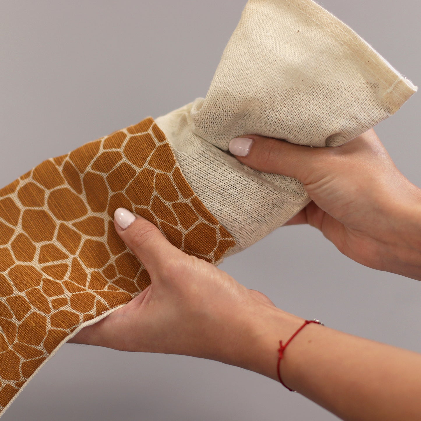 Augenkissen aus natürlicher Baumwolle mit Lavendel und Jujube in einer Geschenkbox - Madagaskar-Giraffe