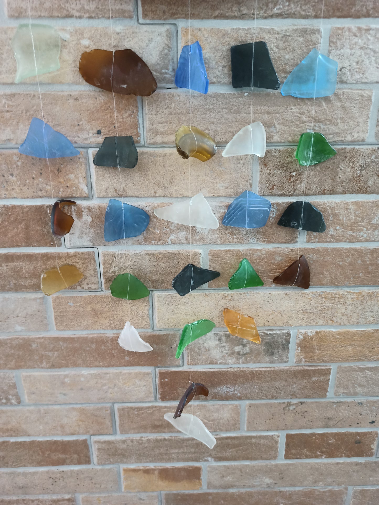 Windspiel aus recyceltem Glas – fünf Saiten – mehrfarbig
