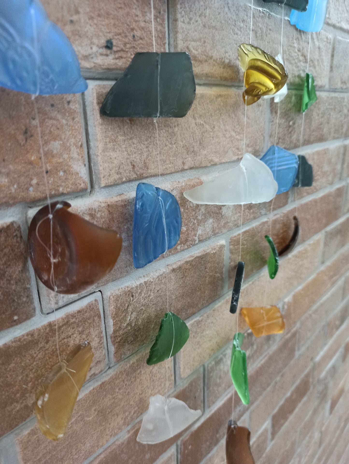 Windspiel aus recyceltem Glas – fünf Saiten – mehrfarbig