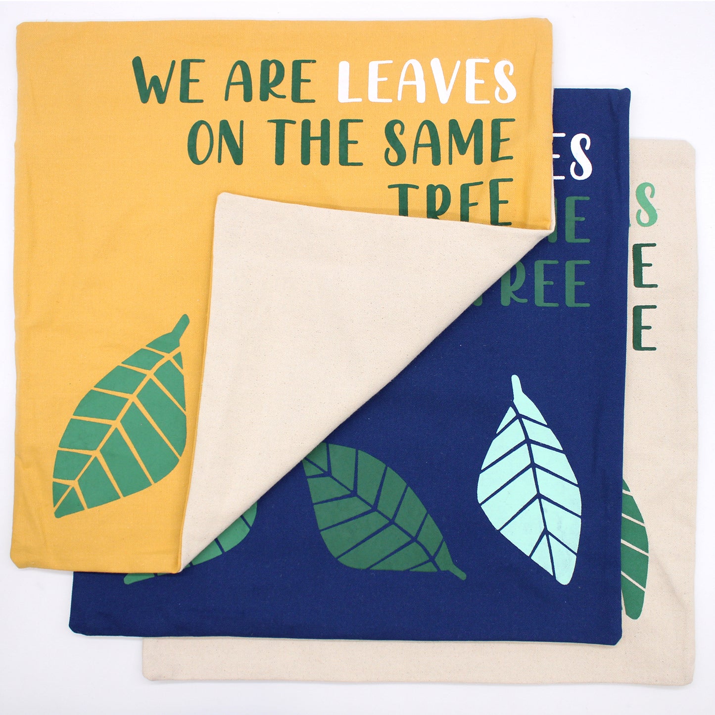 Bedruckter Kissenbezug aus Baumwolle – We Are Leaves – Gelb, Blau und Natur