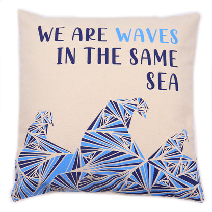 Bedruckter Kissenbezug aus Baumwolle – We Are Waves – Grau, Blau und Natur