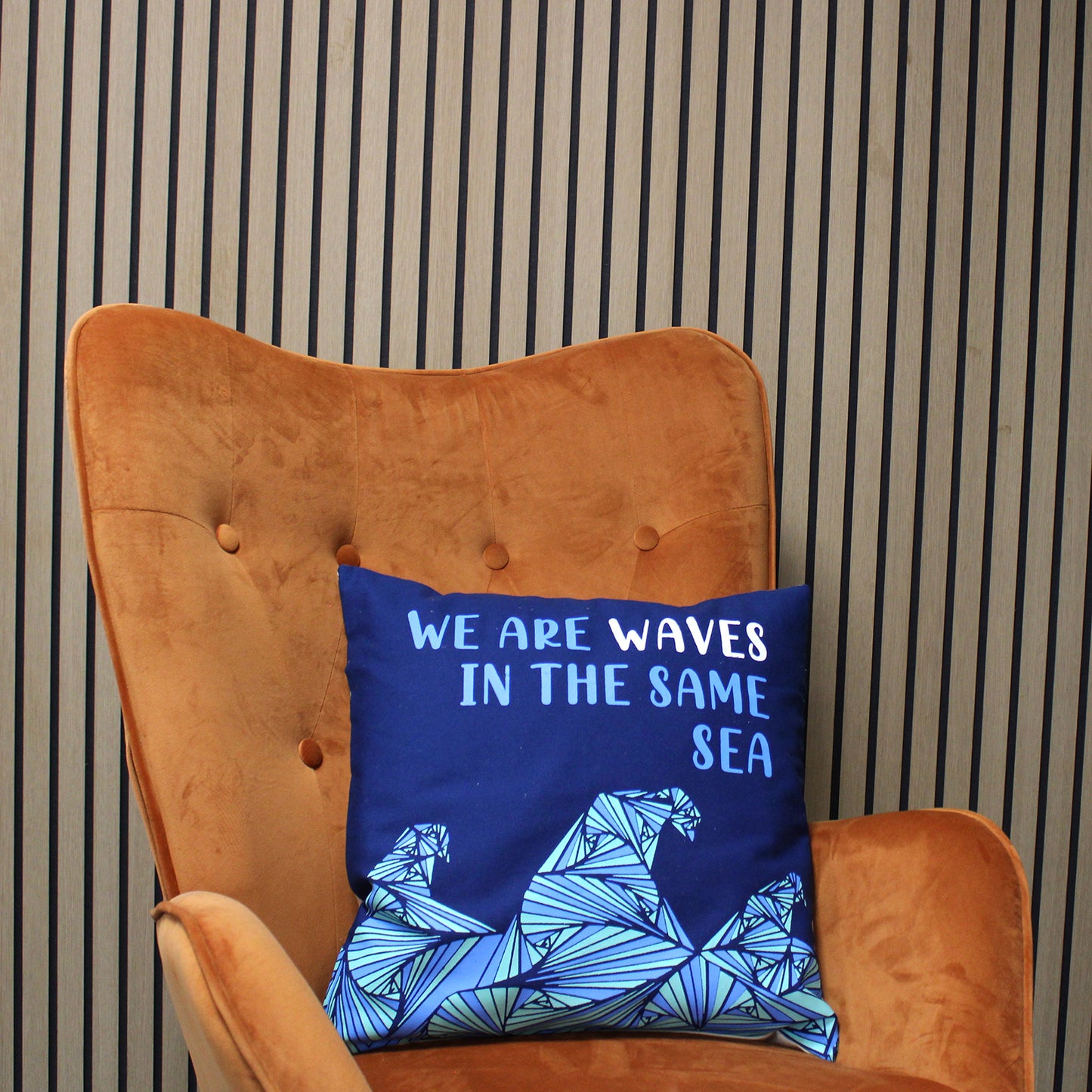Bedruckter Kissenbezug aus Baumwolle – We Are Waves – Grau, Blau und Natur