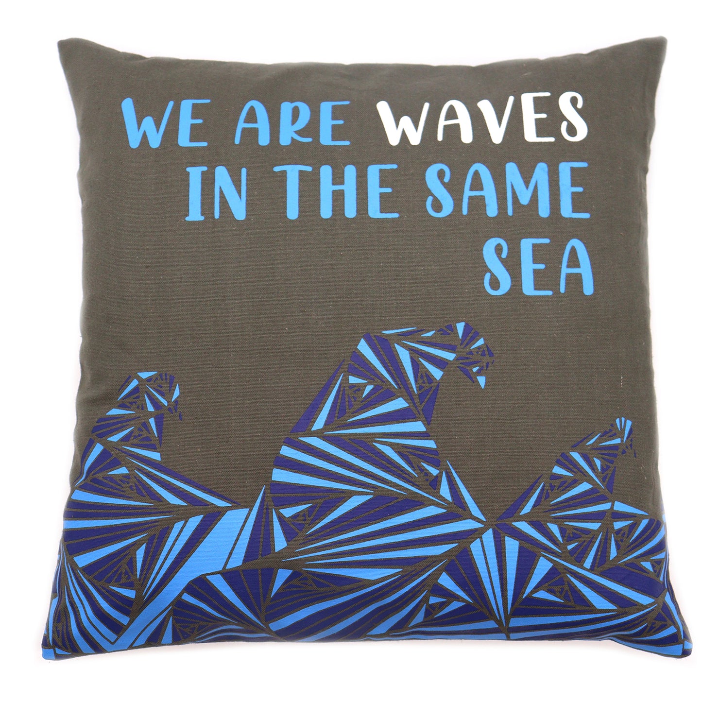 Bedruckter Kissenbezug aus Baumwolle – We Are Waves – Grau, Blau und Natur