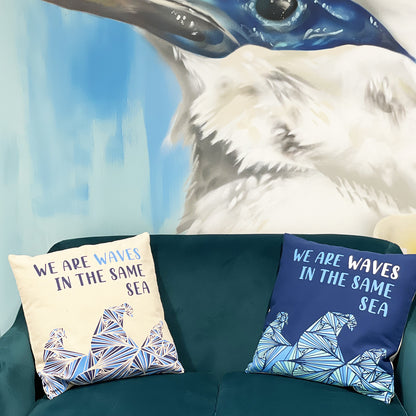 Bedruckter Kissenbezug aus Baumwolle – We Are Waves – Grau, Blau und Natur