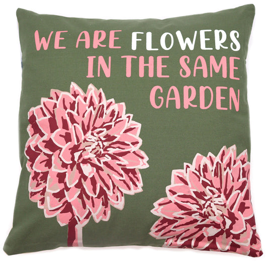 Bedruckter Kissenbezug aus Baumwolle – We Are Flowers – Olivgrün, Rosa und Natur