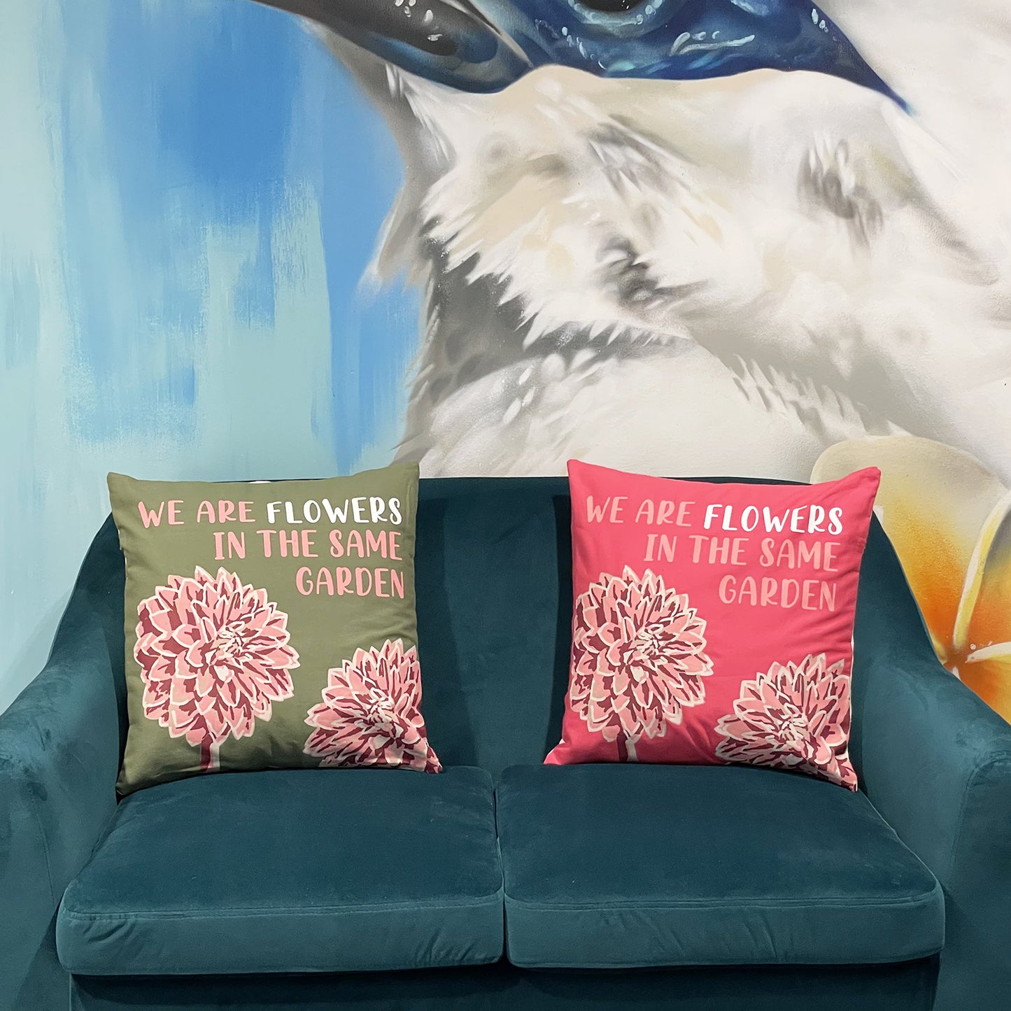 Bedruckter Kissenbezug aus Baumwolle – We Are Flowers – Olivgrün, Rosa und Natur