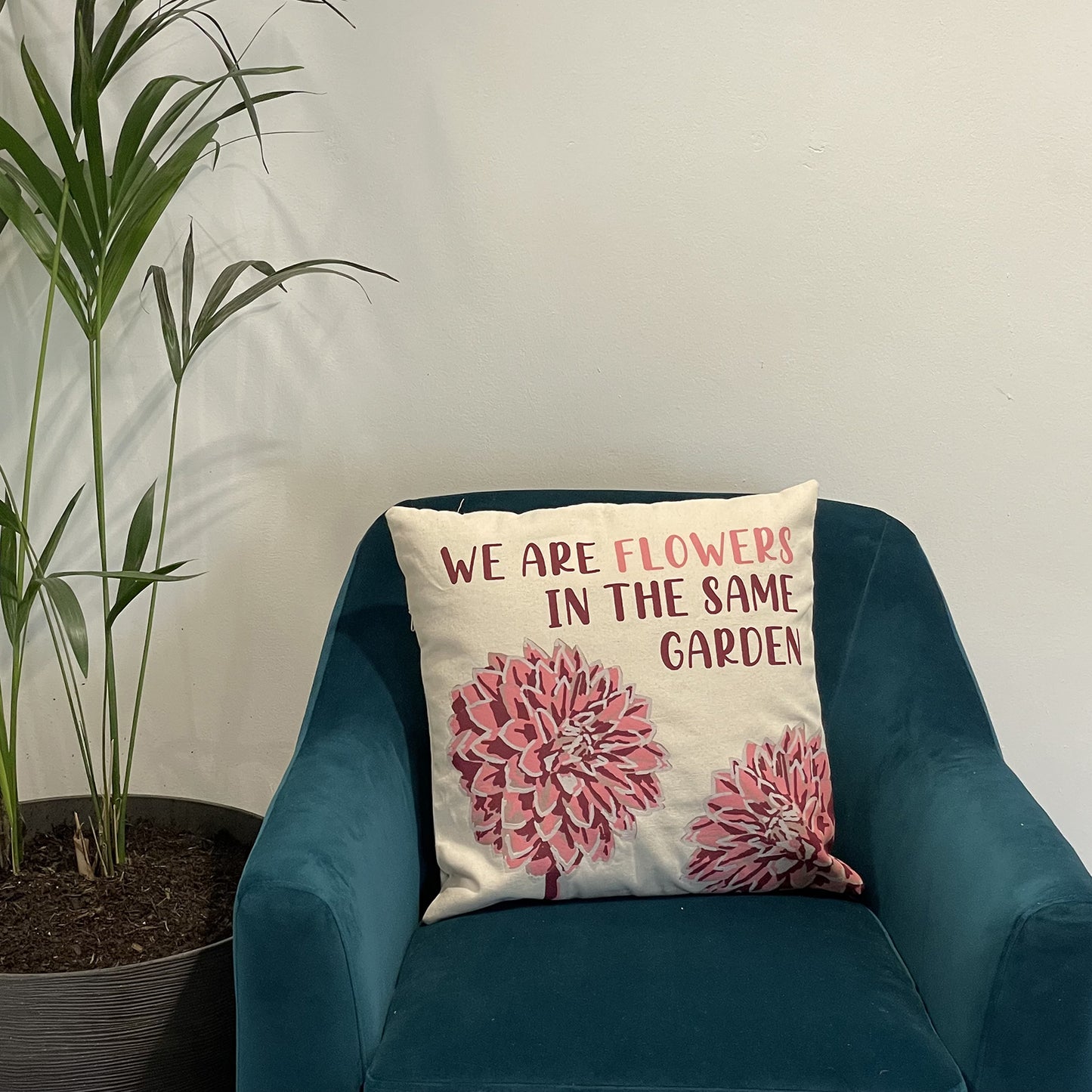 Bedruckter Kissenbezug aus Baumwolle – We Are Flowers – Olivgrün, Rosa und Natur