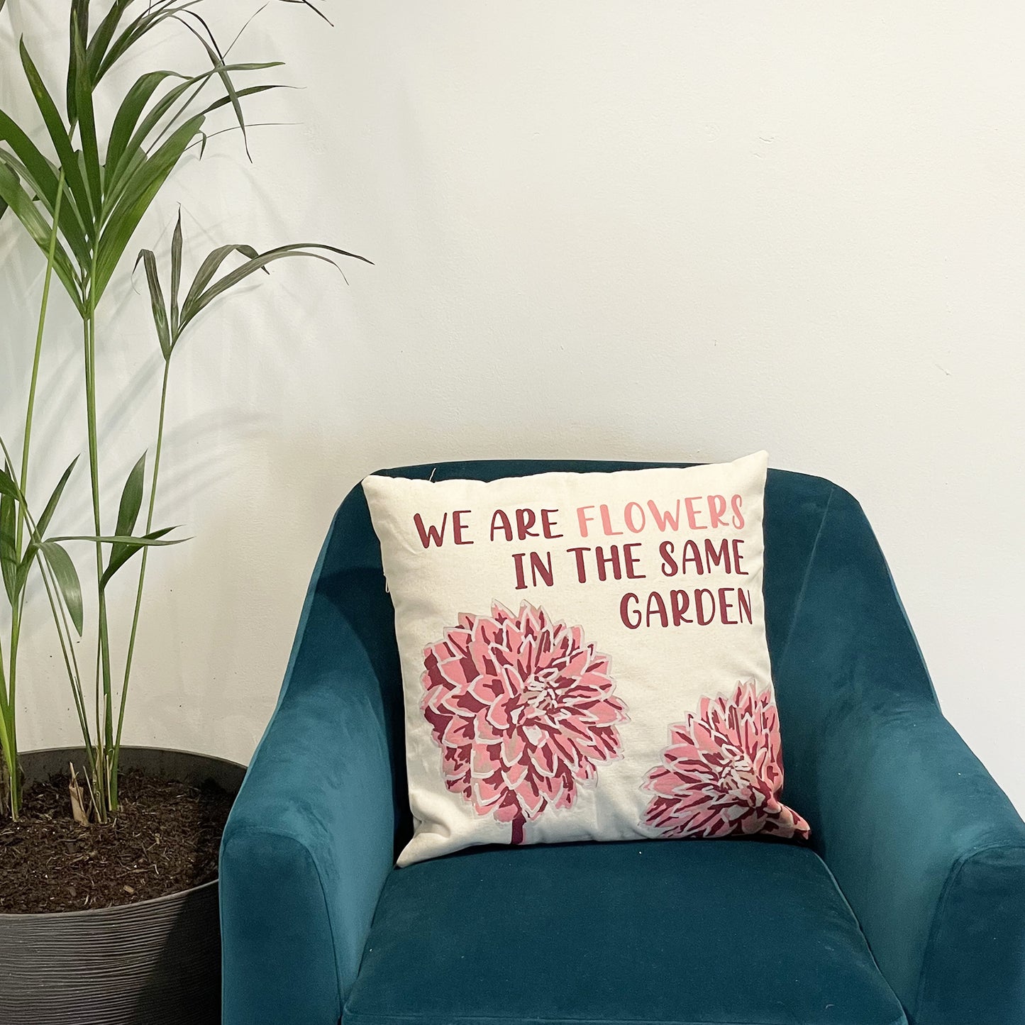 Bedruckter Kissenbezug aus Baumwolle – We Are Flowers – Olivgrün, Rosa und Natur