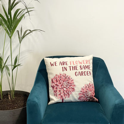 Bedruckter Kissenbezug aus Baumwolle – We Are Flowers – Olivgrün, Rosa und Natur