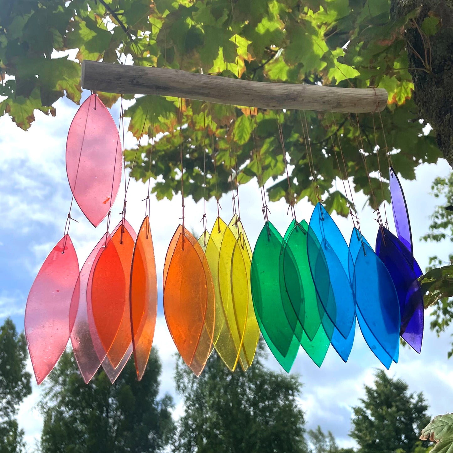 Windspiel aus recyceltem Glas – Regenbogen