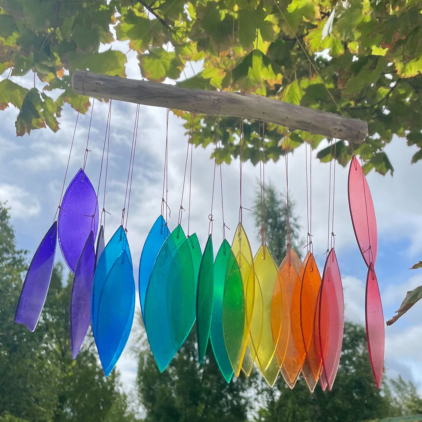 Windspiel aus recyceltem Glas – Regenbogen