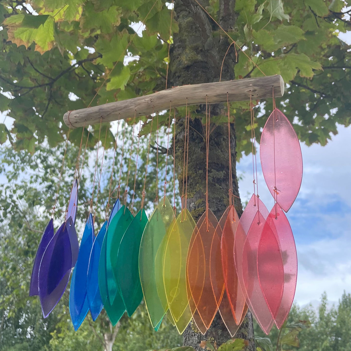 Windspiel aus recyceltem Glas – Regenbogen