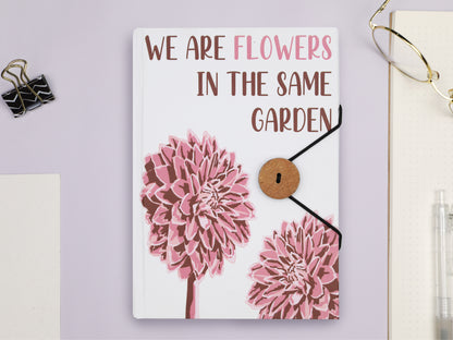 Libreta pequeña con correa - Flores en el mismo jardín