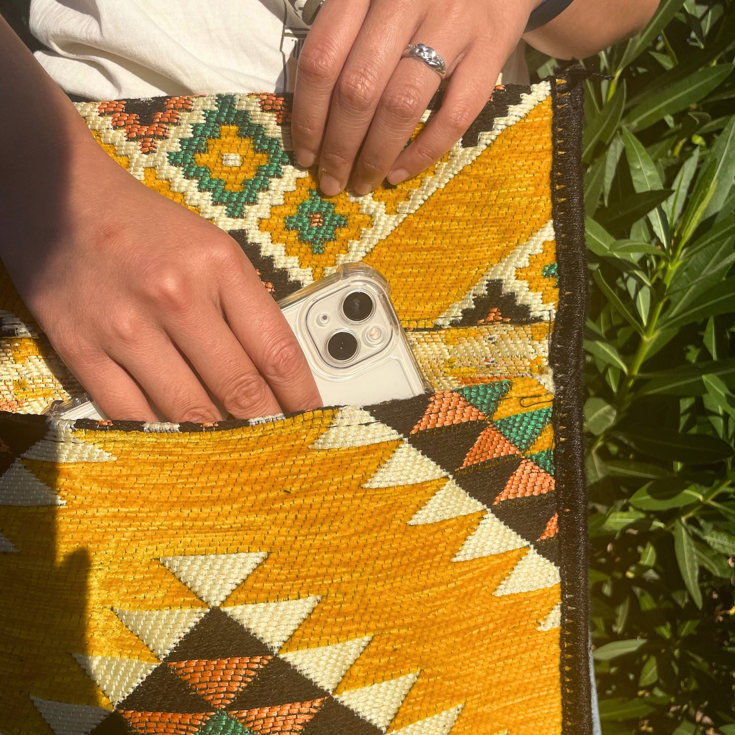 Gelbe Kelim-Messenger-Festivaltasche