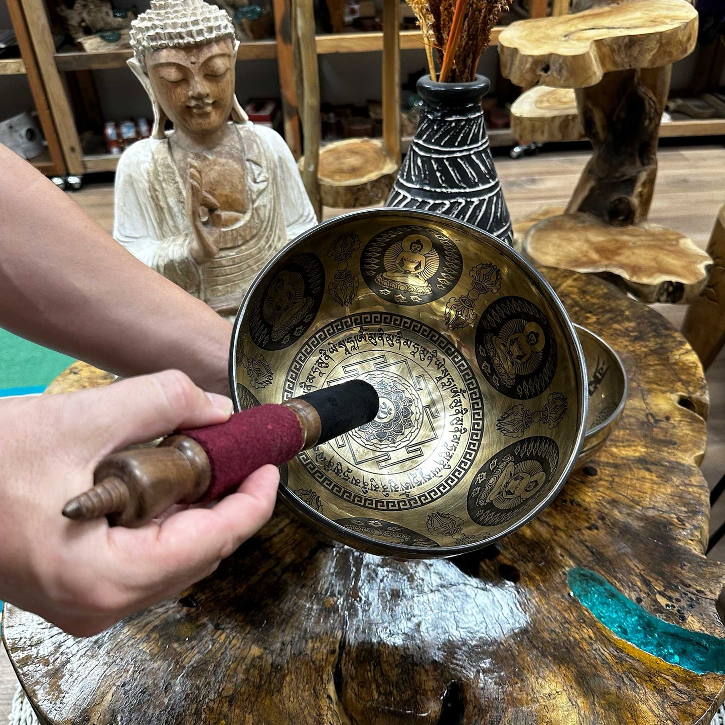 Gravierte heilende tibetische Klangschale – 21 cm – Om und Buddha