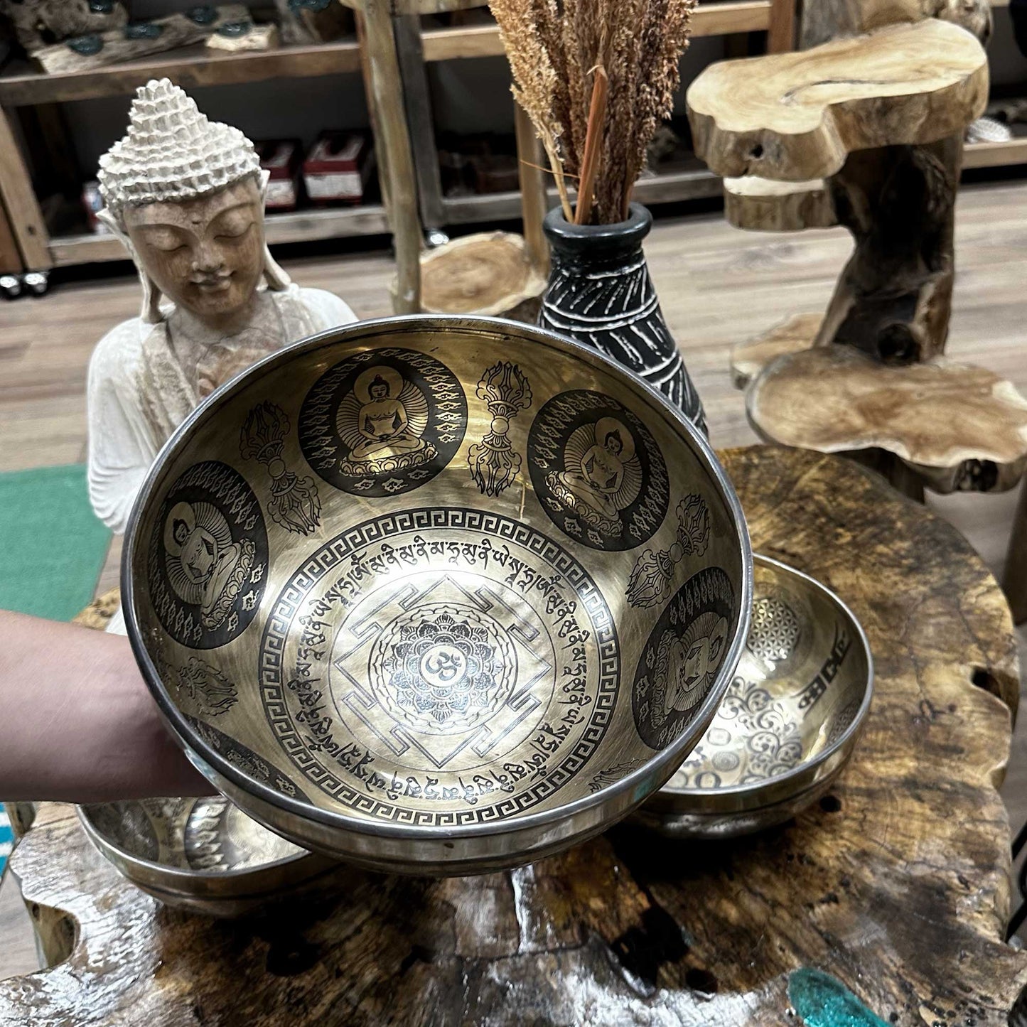 Gravierte heilende tibetische Klangschale – 21 cm – Om und Buddha