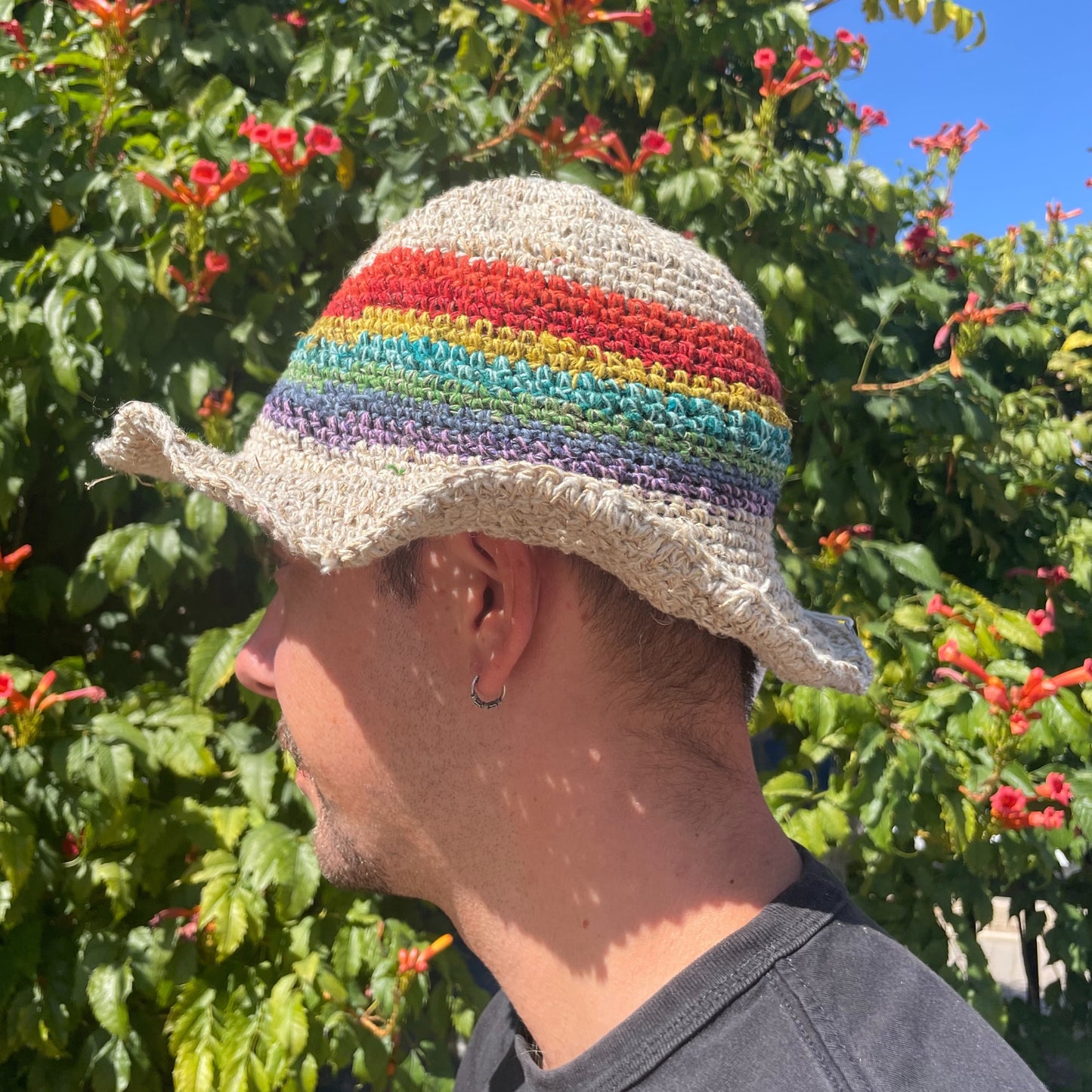 Handgewebter Boho-Festivalhut aus Hanf und Baumwolle – Regenbogen