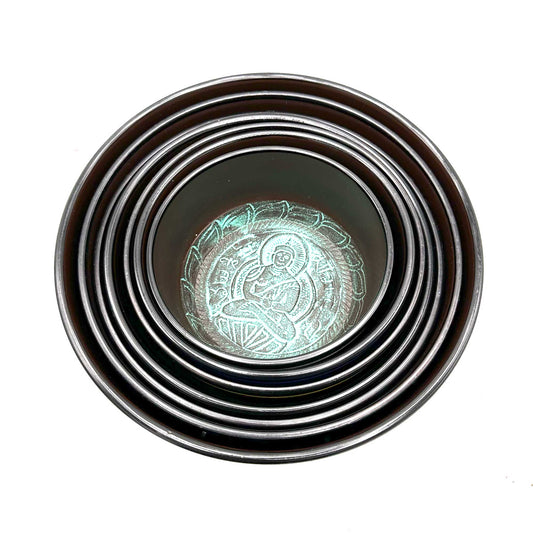 Set aus sieben kleinen tibetischen Chakra-Klangschalen (14-22 cm)