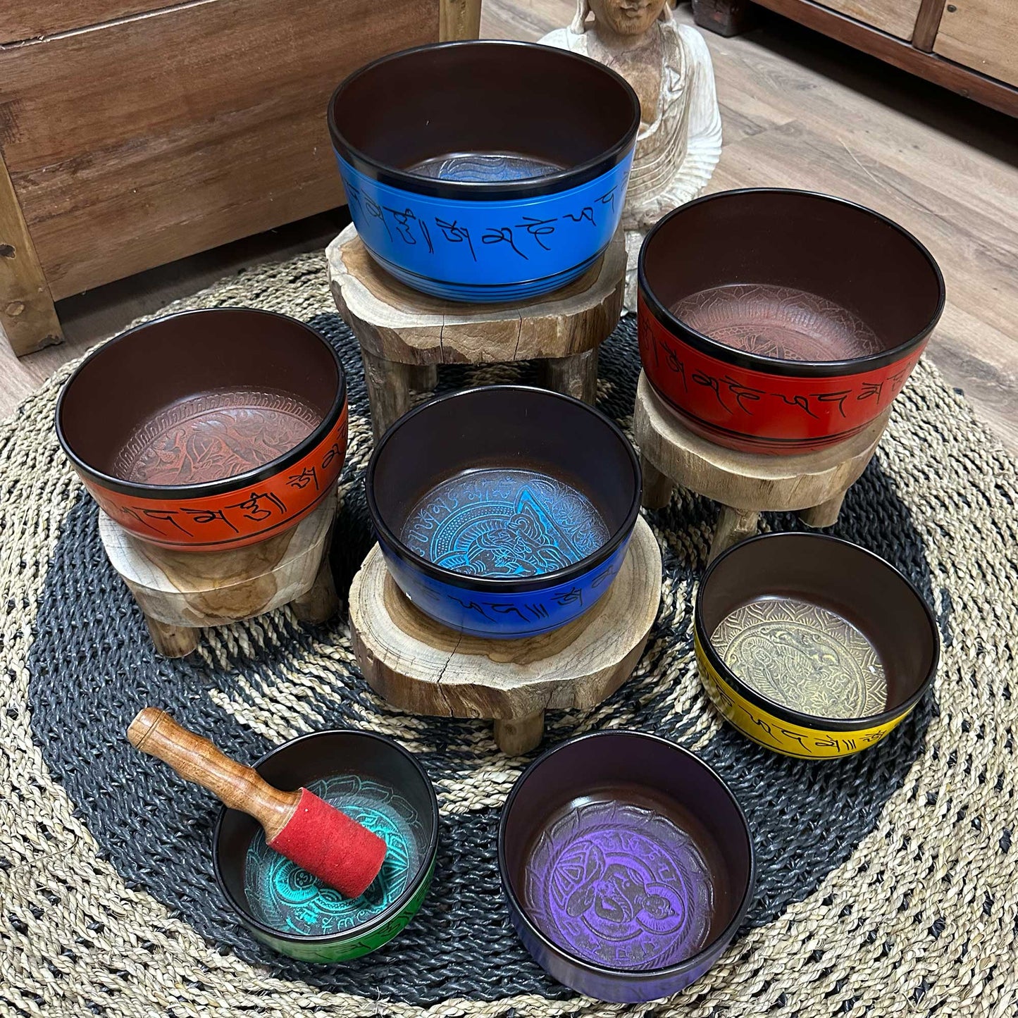 Set aus sieben kleinen tibetischen Chakra-Klangschalen (14-22 cm)